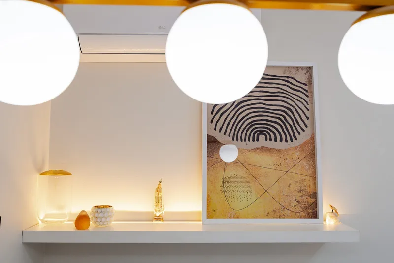 Prateleira com quadro e luminárias de globo