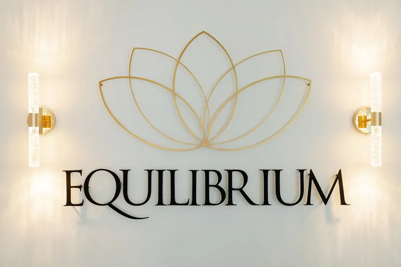 Letreiro Equilibrium com a flor de lótus dourada